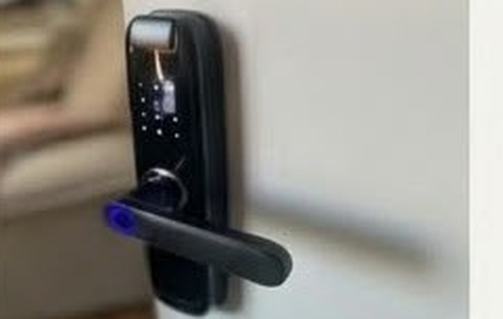 Fechadura digital com leitor biométrico instalada em porta